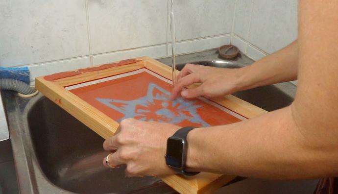 STEP 9: RINSE THE DRAWING FLUID OUT OF THE SCREEN PRINTING FRAME 