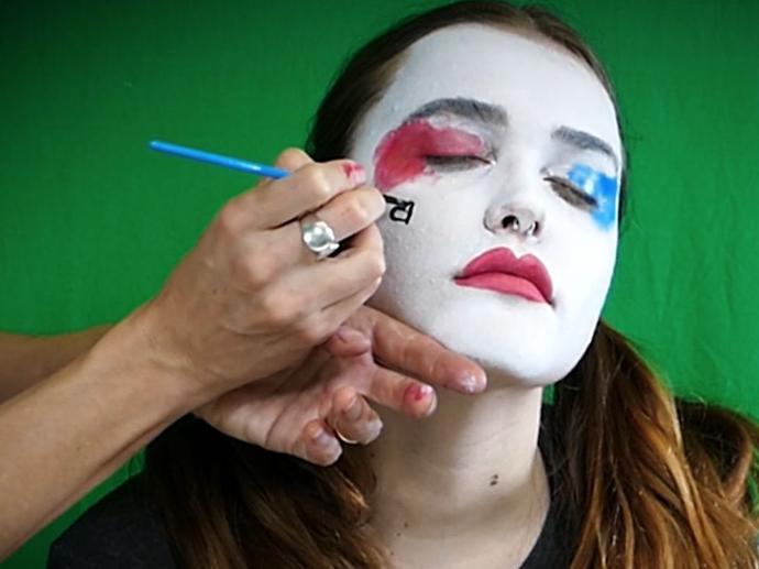 Harley Quinn Makeup Tutorial in 7 Easy Steps